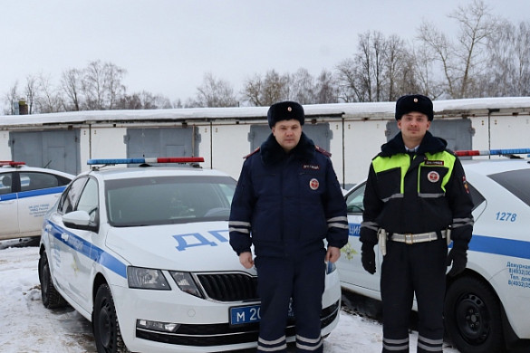 Стали известны имена полицейских, которые помогли морозной ночью автоледи в Иванове